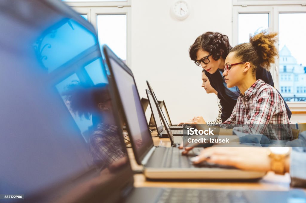 Grupo multiétnico de niñas aprendiendo programación - Foto de stock de Tecnología libre de derechos