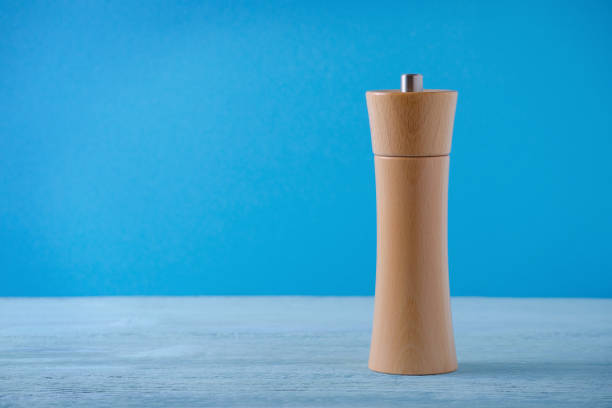 塩やコショウ青の背景に木製のグラインダー - pepper mill pepper shaker pepper pink ストックフォトと画像