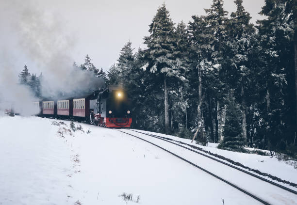 faros - locomotive steam train train snow fotografías e imágenes de stock