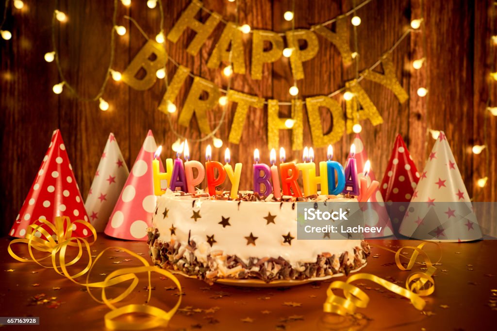 Torta Di Buon Compleanno Con Candele Sullo Sfondo Di Ghirlande Un -  Fotografie stock e altre immagini di Torta di compleanno - iStock