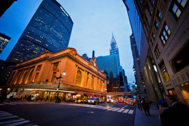 nova york, eua - 1 de maio de 2012: exibição na grand central station de 42nd street, nova york, grand hyatt new york e chrysler building em fundo - chrysler building grand central station built structure midtown manhattan - fotografias e filmes do acervo