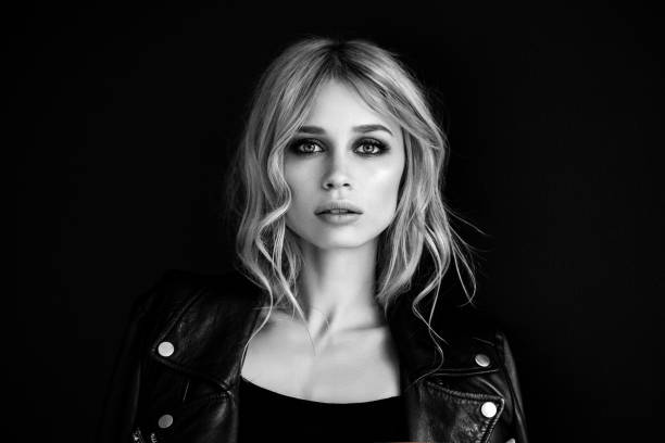 potret seorang wanita cantik - jaket kulit foto potret stok, foto, & gambar bebas royalti