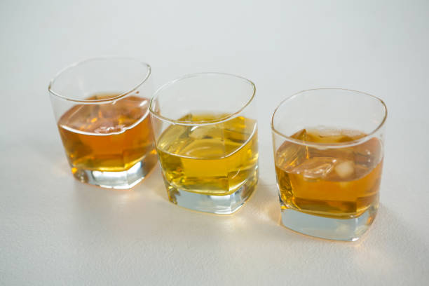 trzy szklanki whisky - saint spirit zdjęcia i obrazy z banku zdjęć