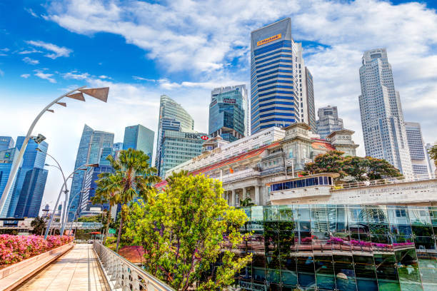 skyline von singapur wahrzeichen in fullerton auf esplanade brücke - esplanade riel stock-fotos und bilder