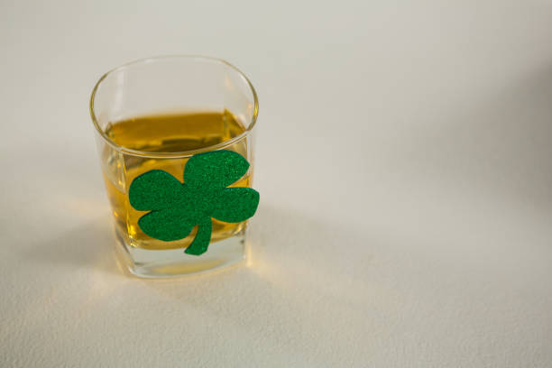 copo de st patricks day de whisky com trevo - saint spirit - fotografias e filmes do acervo