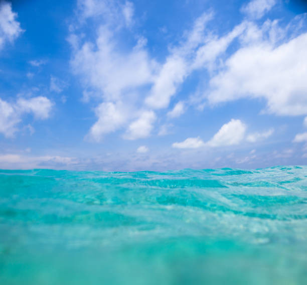 la beauté de la mer et du ciel - coupe transversale - horizon over water horizontal surface level viewpoint photos et images de collection