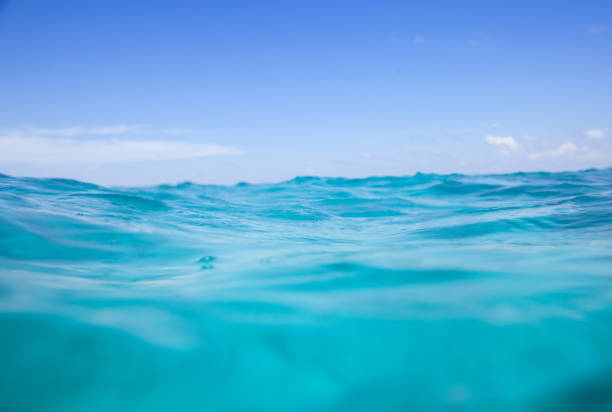 mer et le ciel en harmonie - coupe transversale - horizon over water horizontal surface level viewpoint photos et images de collection