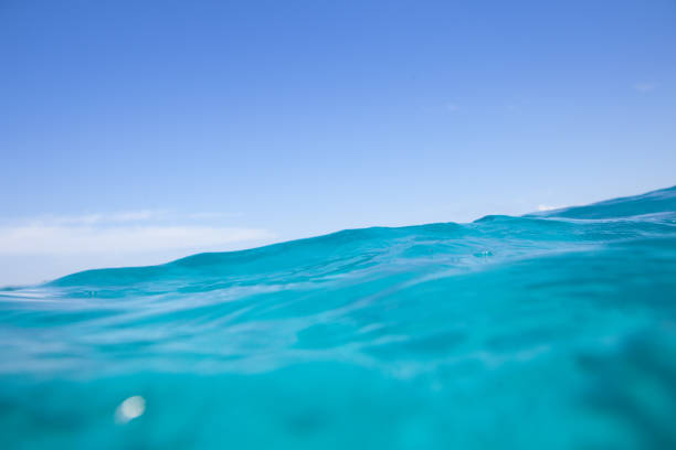 mer et le ciel en harmonie - coupe transversale - horizon over water horizontal surface level viewpoint photos et images de collection