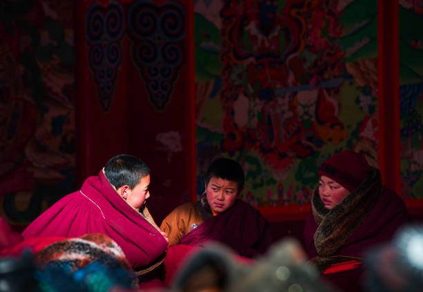 monjes budistas tibetanos en la universidad budista de sichuan, seda china - lamaism fotografías e imágenes de stock