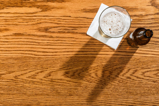 visão aérea de uma cerveja, amendoins e pretzels em um bar - beer bar counter bar beer glass - fotografias e filmes do acervo