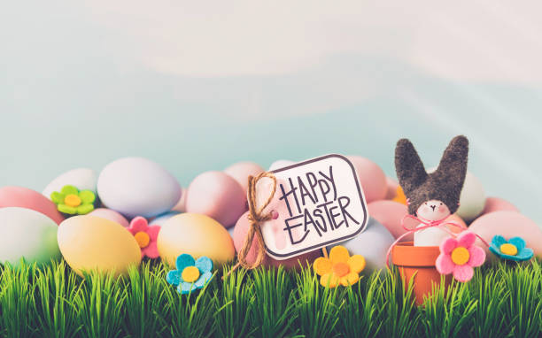 симпатичные пасхи на месте жизни с кроликом и яйцами в траве - easter egg figurine easter holiday стоковые фото и изображения