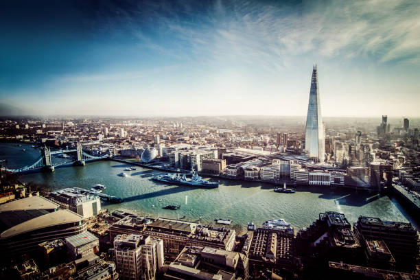 vista aérea de londres con el fragmento y el río támesis - the shard london england architecture travel destinations fotografías e imágenes de stock
