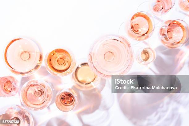 Foto de Muitos Copos De Vinho Rosé Na Degustação De Vinhos Conceito De Vinho Rosé E Variedade e mais fotos de stock de Vinho Rosé