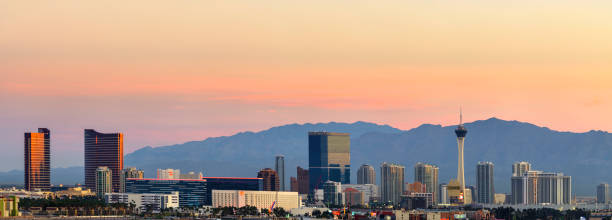 las vegas hotel casino buildings panorama all'alba - las vegas metropolitan area the las vegas strip casino sign foto e immagini stock