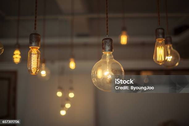 Schalten Sie Lampen Im Haus Stockfoto und mehr Bilder von Glühbirne - Glühbirne, Das Leben zu Hause, Wohnraum