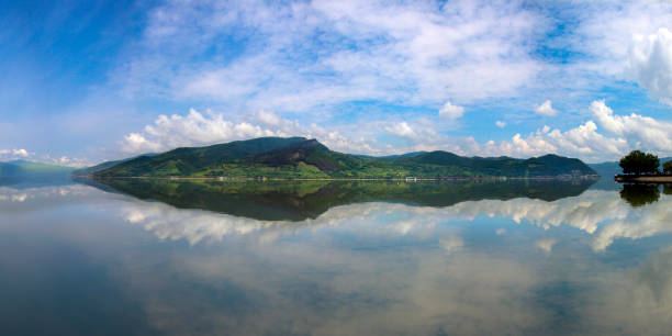 belo panorama do danúbio - danube river romania serbia river - fotografias e filmes do acervo