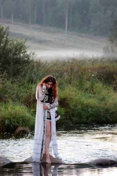 vestiti ragazza con bastone wade - wading stone rock tree foto e immagini stock