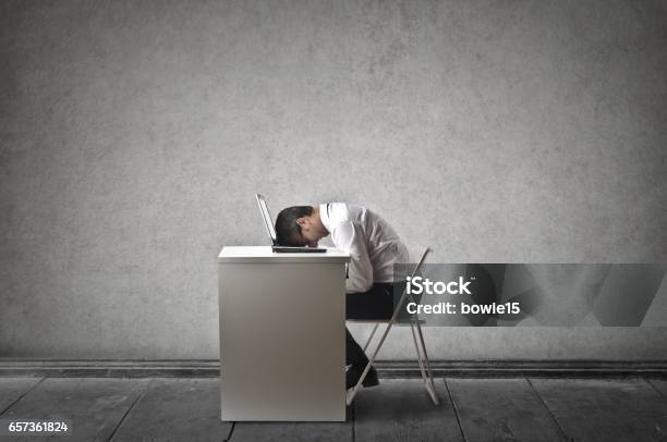 Müde Von Der Arbeit Stockfoto und mehr Bilder von Langeweile - Langeweile, Büro, Schlafen