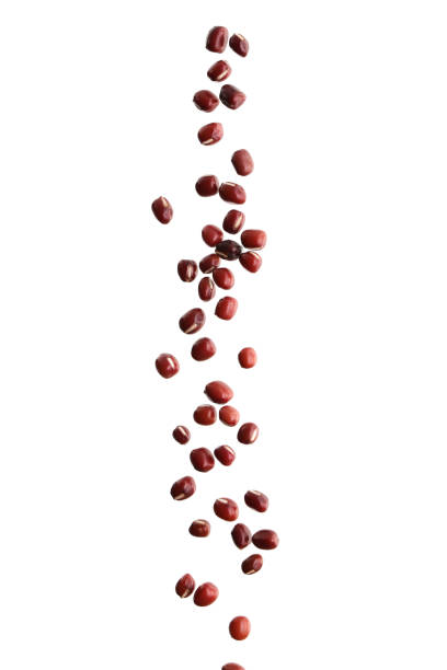 падение фасоли азуки , красная фасоль - falling beans стоковые фото и изображения