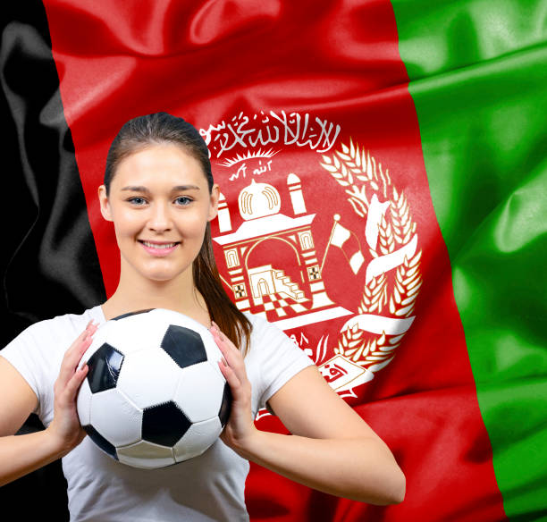 stolze frauen-fußballfan von afghanistan - support horizontal war afghanistan stock-fotos und bilder