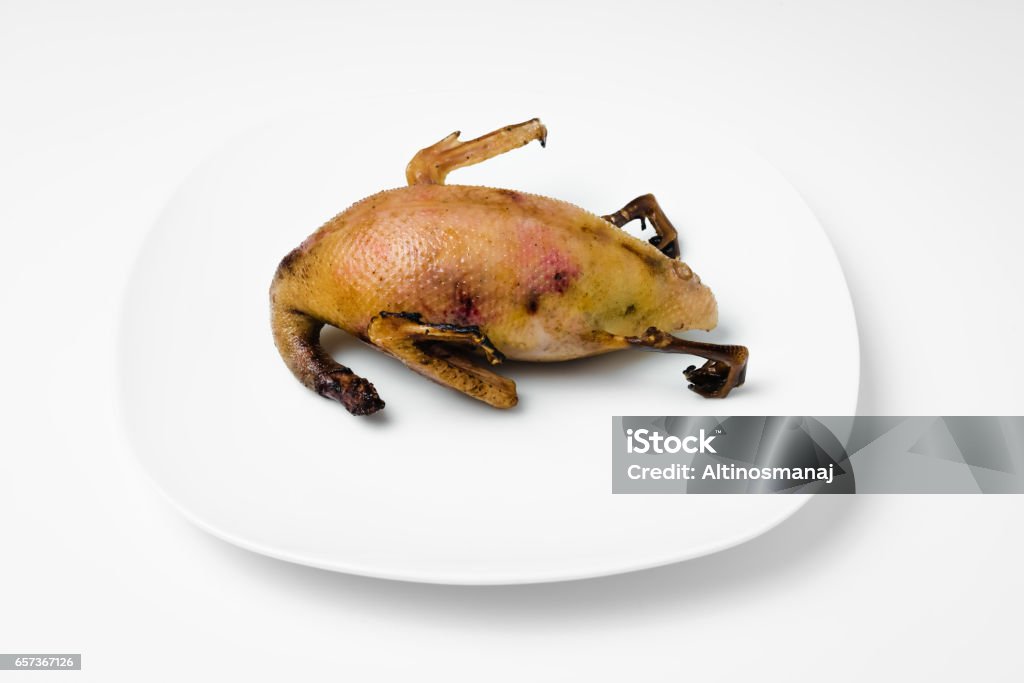 Carne De Pato Juego Orgánico Crudo Listo Para Cocinar Sola Placa Del Pocelain Un Fondo Blanco Foto de stock y más banco de imágenes de Juego de adivinar con vasitos - iStock Carne De Pato Juego Orgánico Crudo Listo Para Cocinar Sola Placa Del Pocelain Un Fondo Blanco Foto de stock y más banco de imágenes de Juego de adivinar con vasitos - iStock