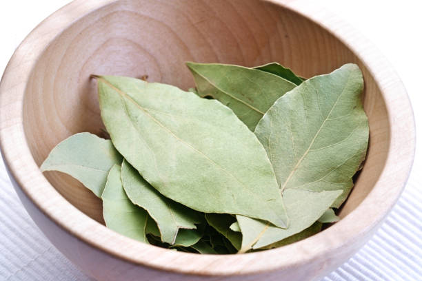 istock Laurer leafs in wooden bowl 657385700