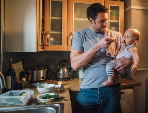 alimentando o bebê - stay at home dad - fotografias e filmes do acervo