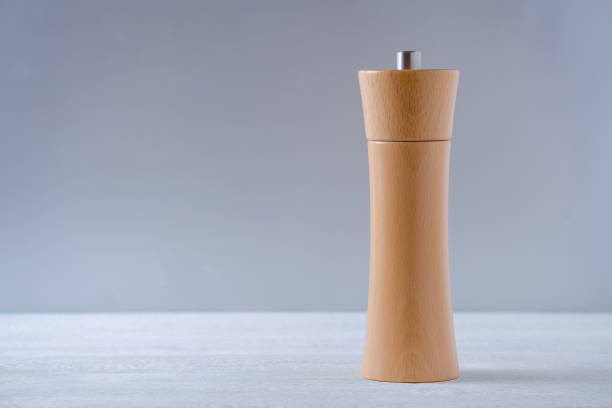 塩や灰色の背景にコショウの木製グラインダー - pepper mill pepper shaker pepper pink ストックフォトと画像