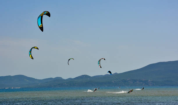 ブレースの近くでカイトサーフィン - kiteboarding sunlight croatia dalmatia ストックフォトと画像