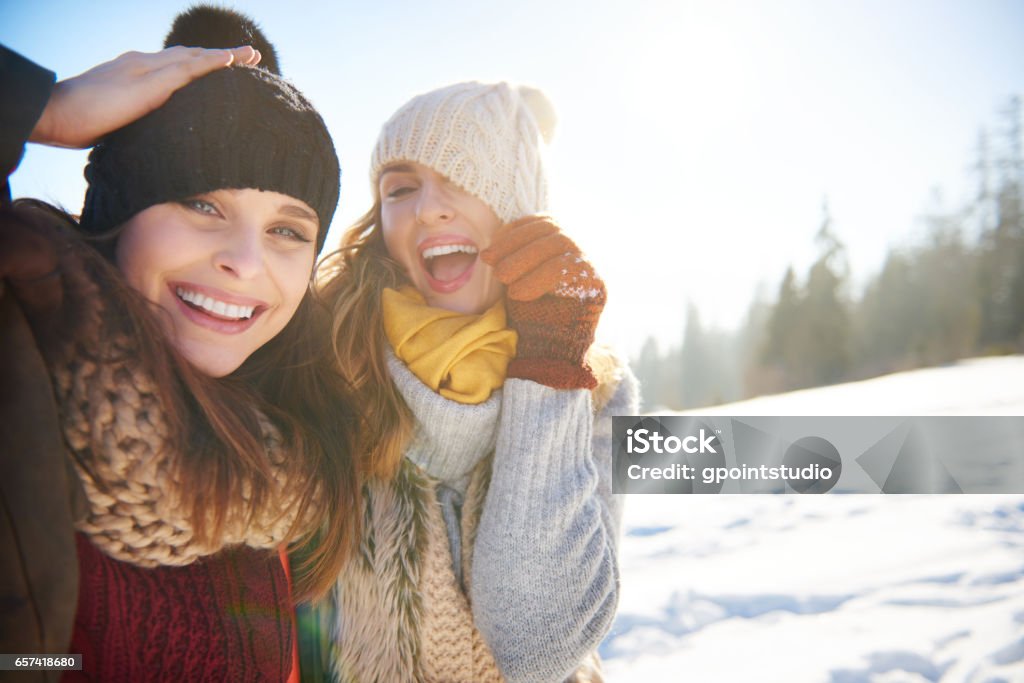 Amigos divertidos jugando con sombreros - Foto de stock de Invierno libre de derechos