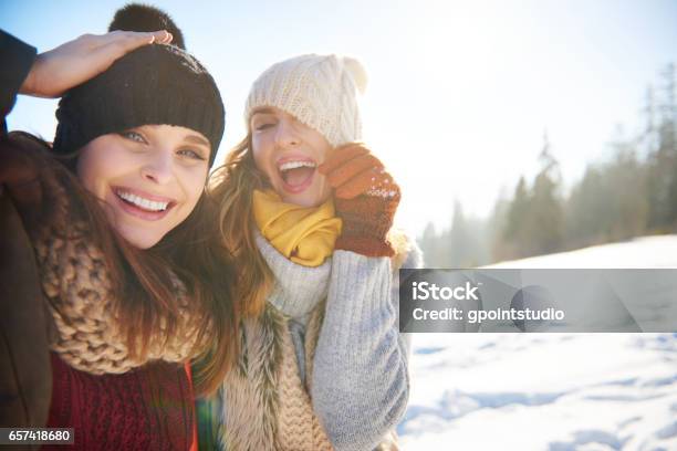 Amigos Divertidos Jugando Con Sombreros Foto de stock y más banco de imágenes de Invierno - Invierno, Amistad, Nieve