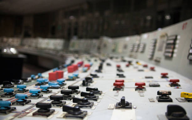 panneau de contrôle de la centrale nucléaire - electricity industry factory control panel photos et images de collection