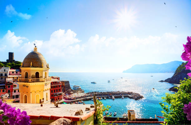 seascape romântica na cidade velha de itália mediterrânea;  cinco terras, vernazza, cinque terre, liguria itália europa. - cinqueterre - fotografias e filmes do acervo