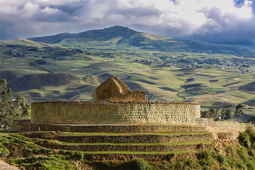 Inca pintoresca ruinas de Ingapirca y paisaje verde andino con cielo dramático photo