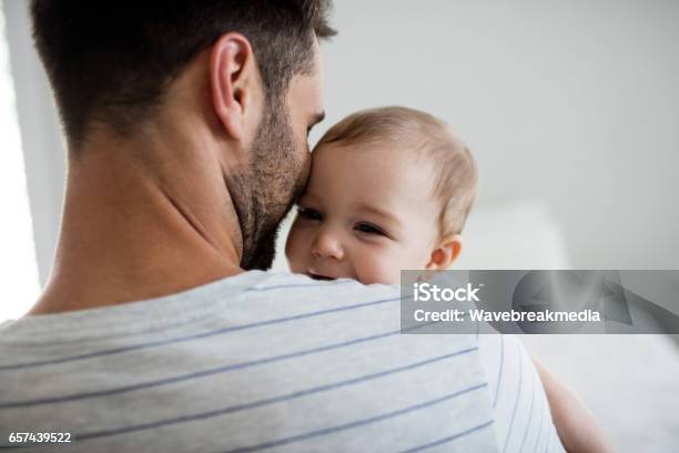 Foto de Pai Segurando Seu Bebê Menina e mais fotos de stock de Pai - Pai, Bebê, Homens