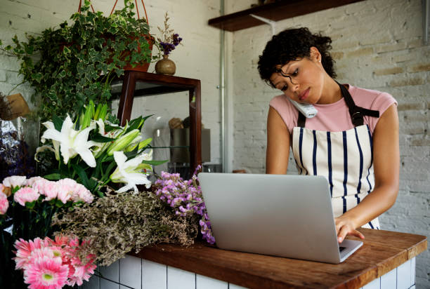 negocio de florería con el propietario de la mujer - florist small business flower shop owner fotografías e imágenes de stock