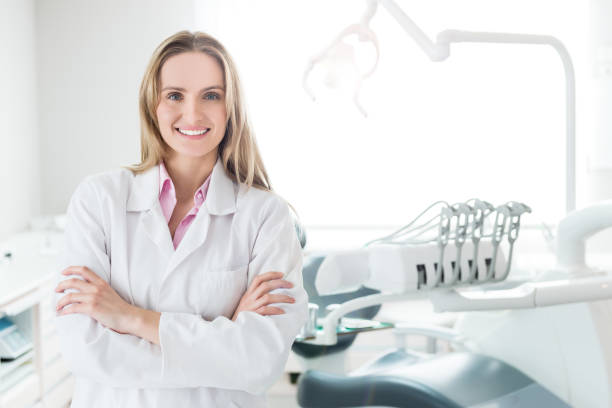affascinante & giovane esperto medico - dentist dentist office female doctor foto e immagini stock