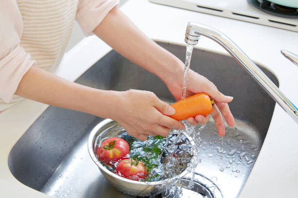 야채 세척의 클로즈업 - sink domestic kitchen kitchen sink faucet 뉴스 사진 이미지