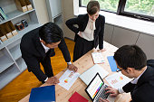 business-leute-reden-um-den-tisch-herum.