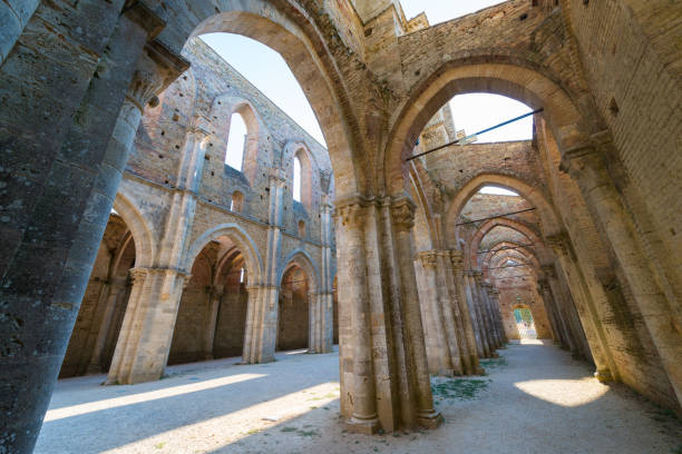 vista interna delle rovine dell'abbazia medievale di san galgano vicino a siena, italia - italy old ruin abbey basilica foto e immagini stock