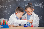 intelligente-stem-schulkinder-in-chemie-labor.jpg?b=1&s=170x170&k=20&c=0zN2LsZTzJtwyihdVeL1tQ0hfiY4jfG__XDOgTt39wU=