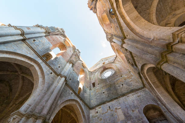 vue intérieure des ruines de l’abbaye médiévale de san galgano près de sienne, italie - italy old ruin abbey basilica photos et images de collection