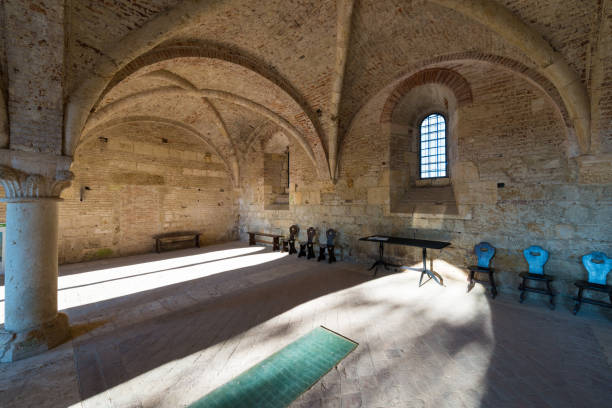 vista interna delle rovine dell'abbazia medievale di san galgano vicino a siena, italia - italy old ruin abbey basilica foto e immagini stock