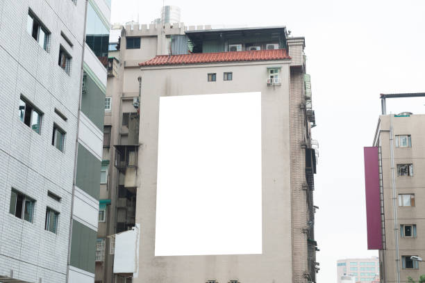 gran cartelera en la ciudad - billboard advertisement built structure urban scene fotografías e imágenes de stock