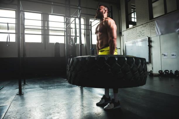 entrar em forma usando pneus - weights men weight picking up - fotografias e filmes do acervo