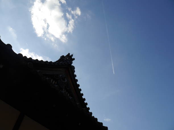 istock silhouette Japanese temple roof 657504380