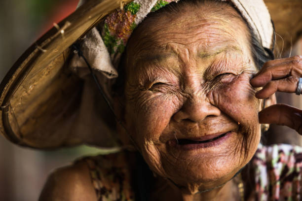 mujer muy vieja de años sonriendo - senior women caucasian one person religion fotografías e imágenes de stock