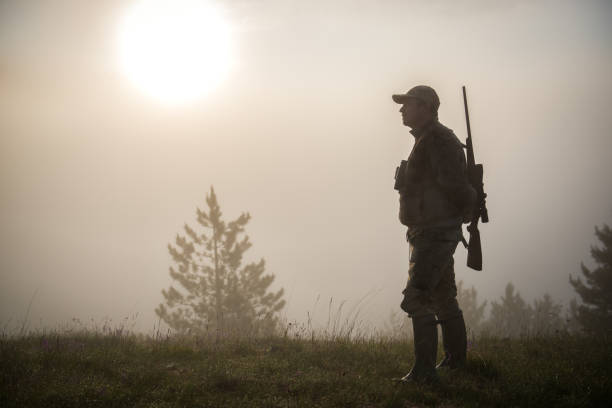 cazador en la naturaleza - rifle shotgun hunting camouflage fotografías e imágenes de stock