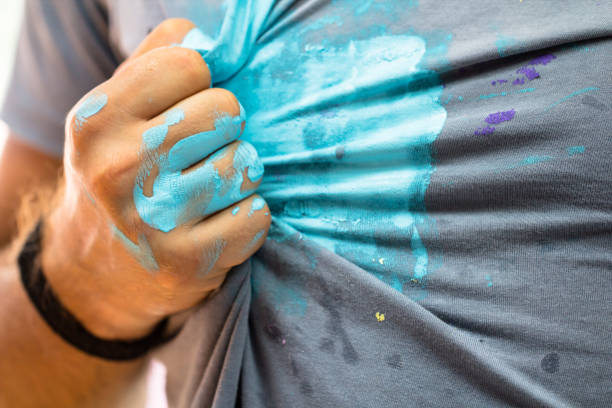 человек стороны окрашенные синей краской уничтожить цвет рубашки, как художник - chocolate dipped flash стоковые фото и изображения