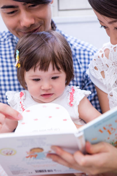 leggere libri sulla famiglia del divano - twink foto e immagini stock